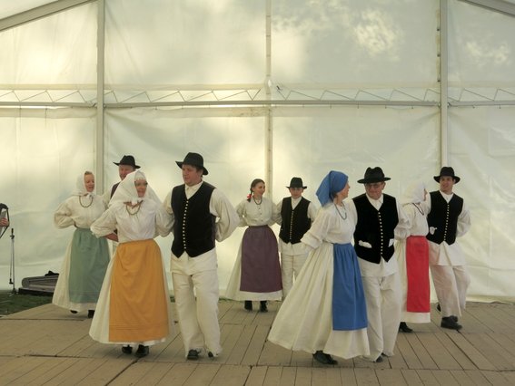 Prekmurska modna pista … Ne!! Ljudska folklora, ples in noša iz Beltinec.